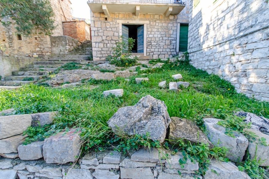 Le jardin devant le bâtiment fait partie de l'offre.