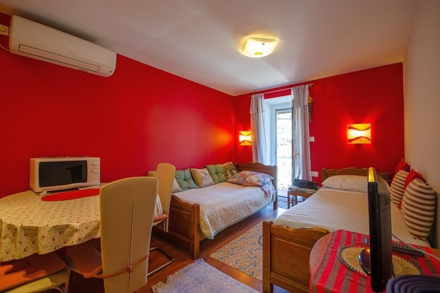 Chambre avec deux lits simples et balcon