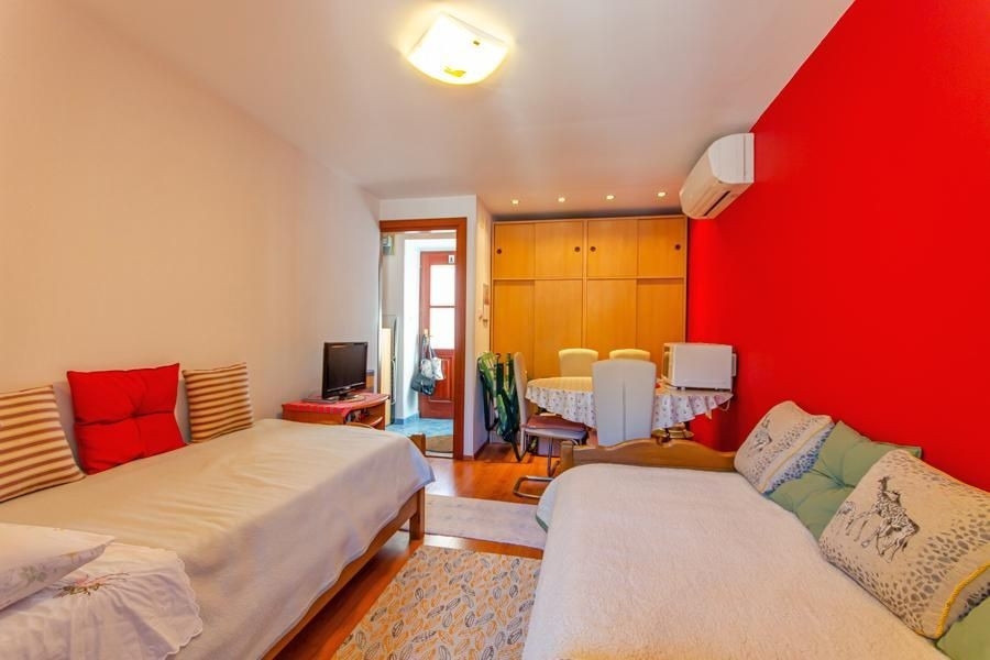 Chambre avec coin salon et climatisation