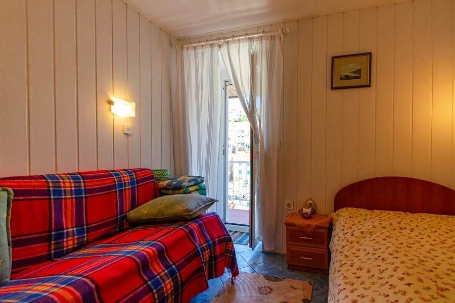 Pièce avec accès au balcon et espace nuit