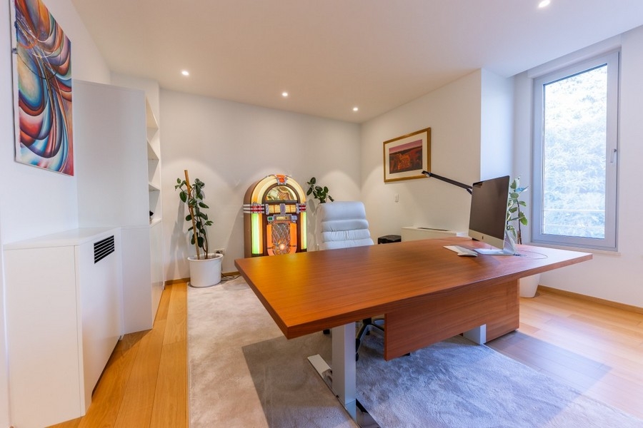 Bureau avec table de travail et équipement moderne