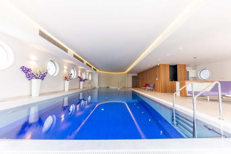 Piscine intérieure dans l'espace bien-être exclusif