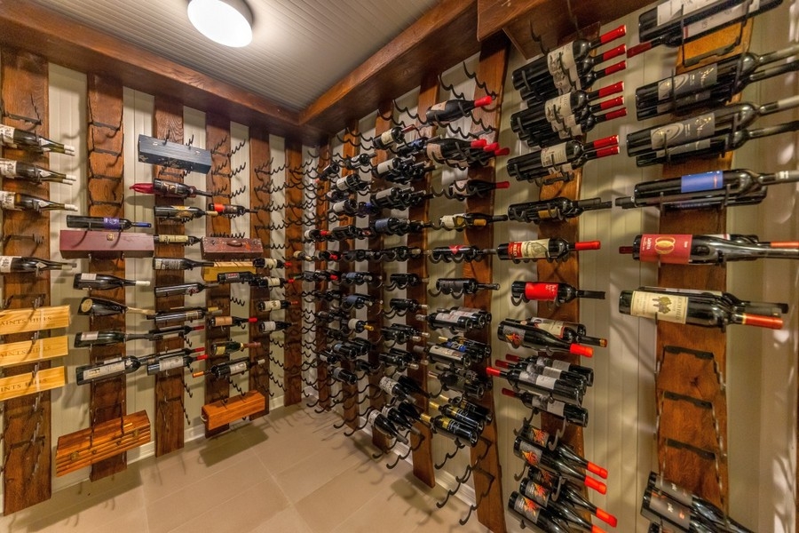 Cave à vin avec vaste stockage de bouteilles