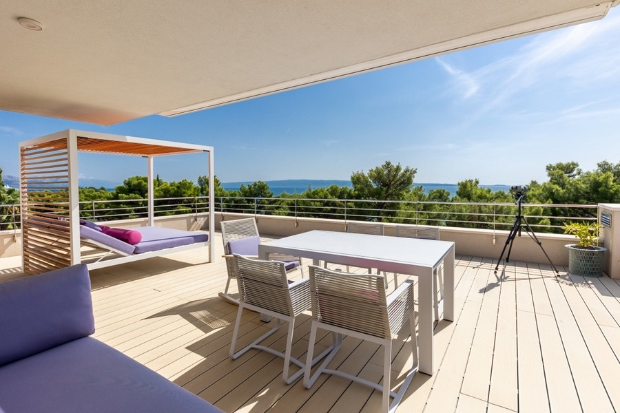 Villa avec vue mer directement en bord de mer à vendre à Split, Croatie.