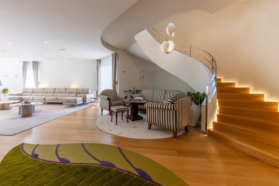 Élégant séjour avec coin salon et escalier incurvé