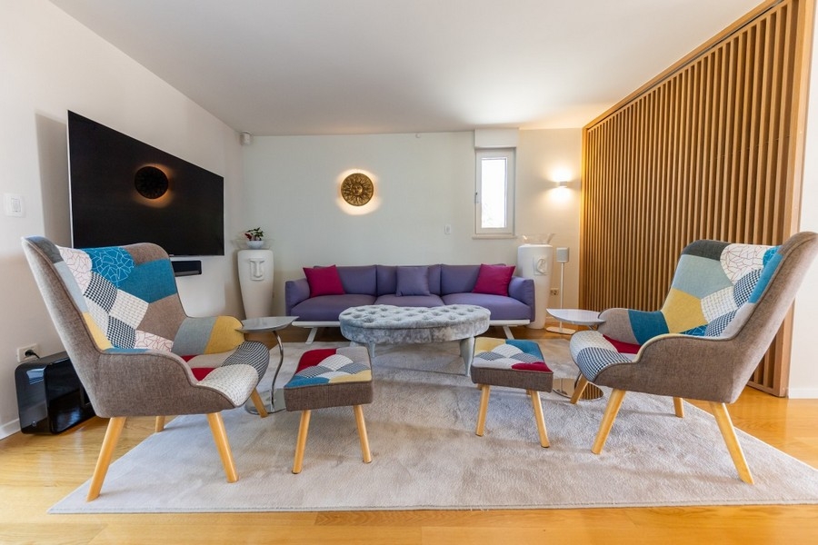 Espace lounge confortable avec fauteuils design