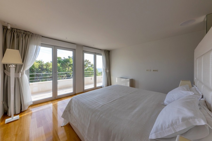 Chambre avec balcon et vue sur la verdure