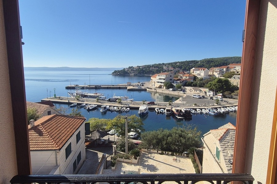 Vue mer sur le port et la côte