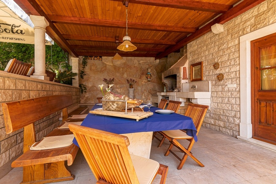 Coin repas extérieur couvert avec barbecue