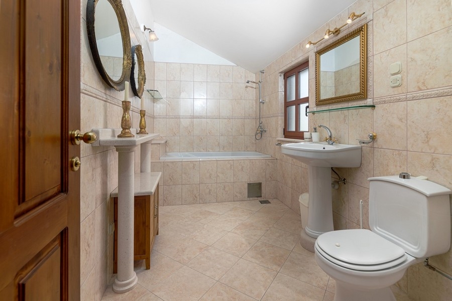 Salle de bains avec baignoire et aspect pierre naturelle