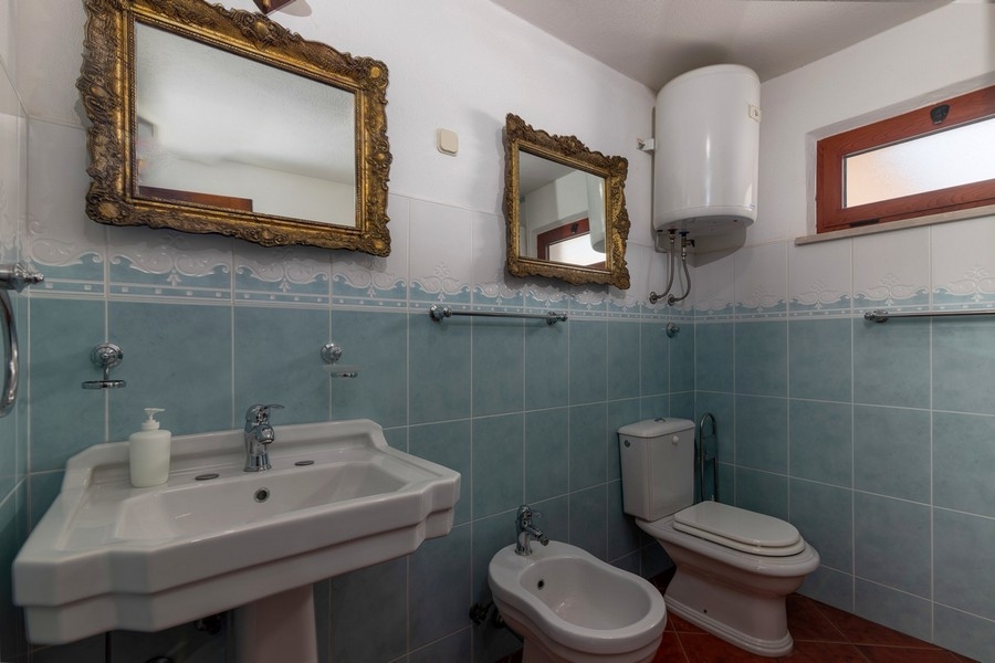 Salle de bains avec bidet et équipement classique