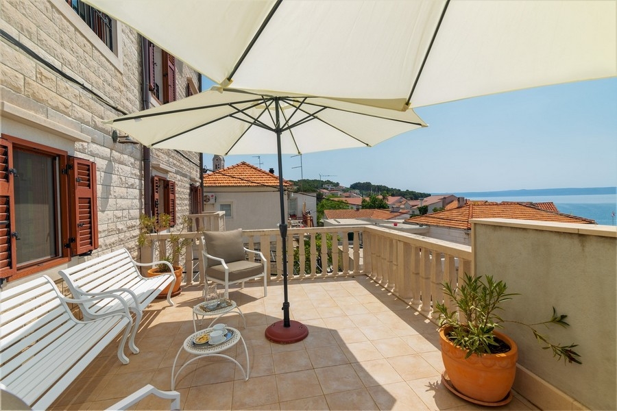 Terrasse avec vue mer et parasol