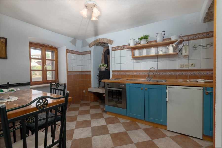 Cuisine de style méditerranéen avec carrelage
