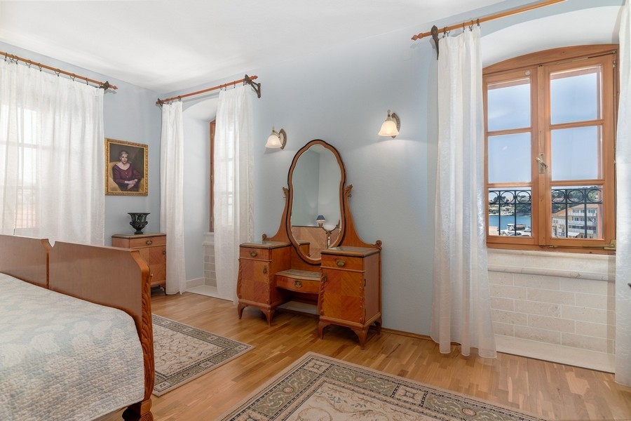 Chambre avec lit double et coin salon