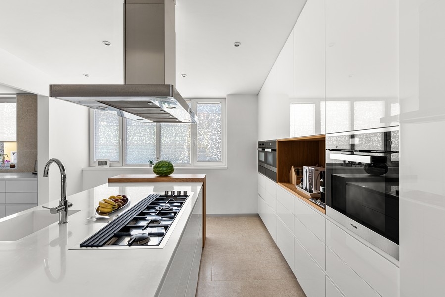 Cuisine moderne avec îlot et électroménager encastré