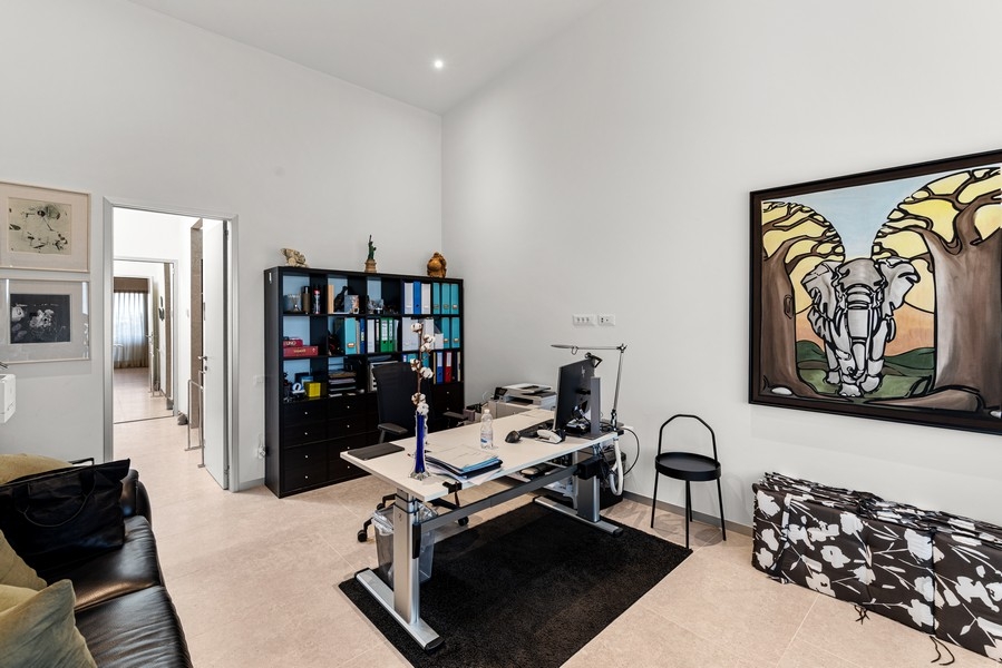 Bureau avec table de travail et étagères