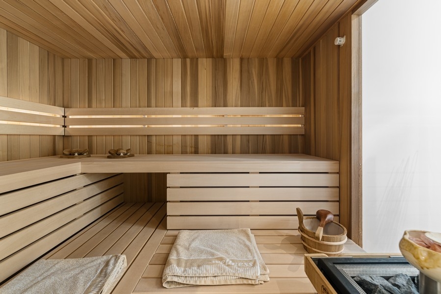 Sauna avec revêtement en bois dans l'espace bien-être