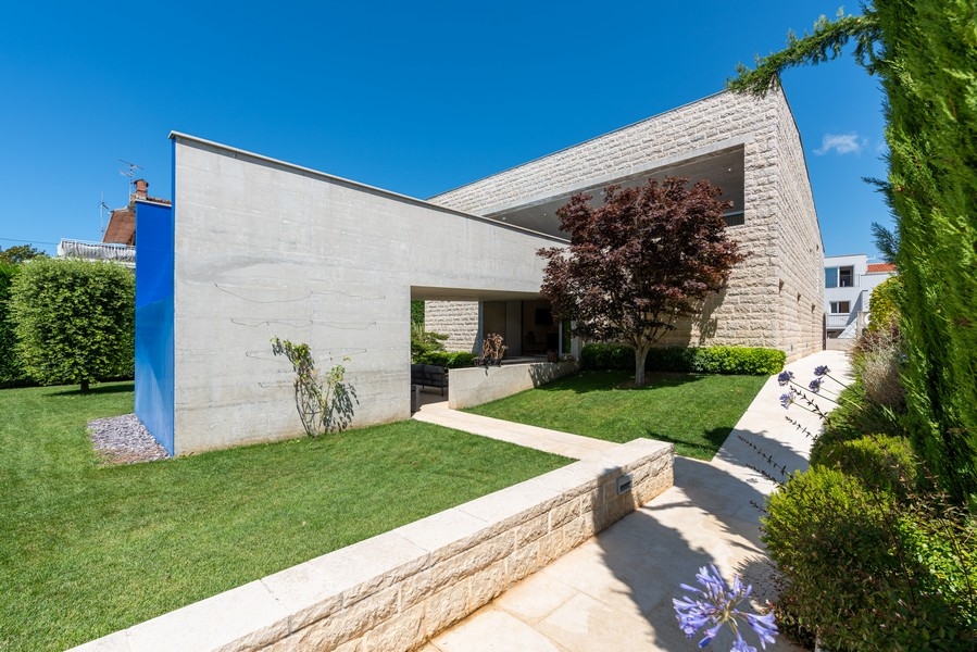 Villa moderne avec jardin et architecture en pierre naturelle