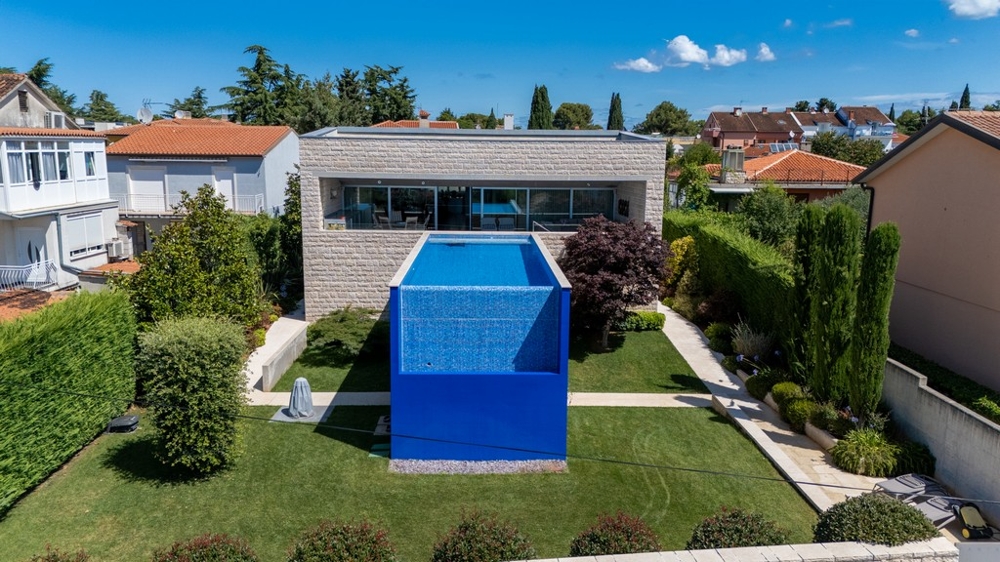 Piscine à débordement dans le jardin de la villa à Umag