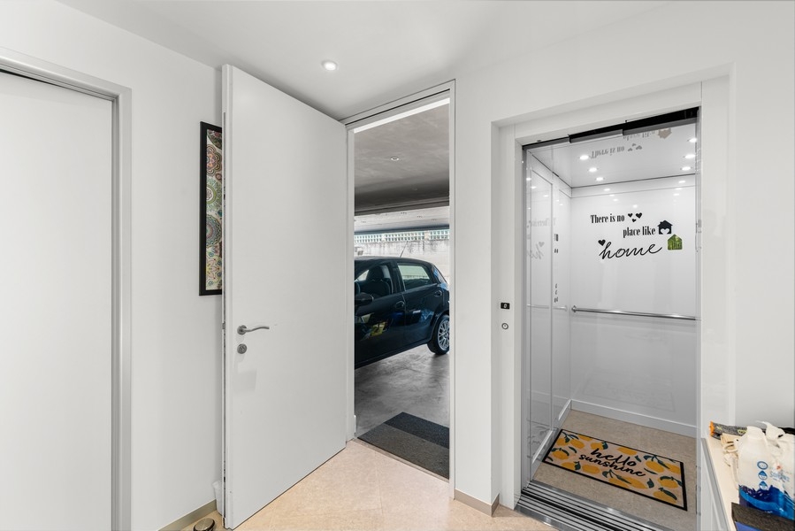 Entrée avec ascenseur et accès au garage