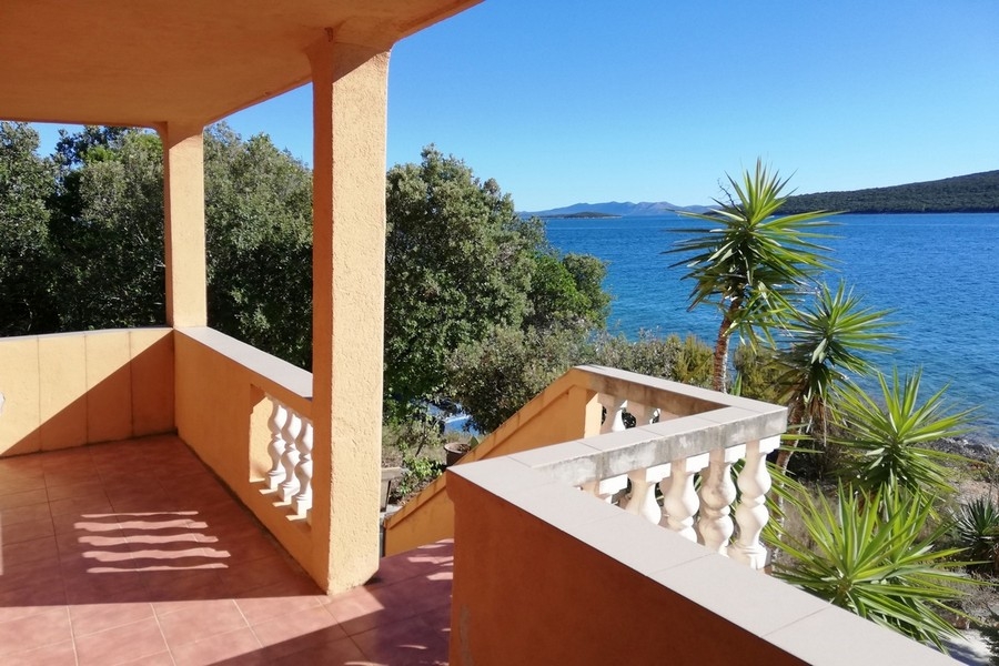 Maison directement en bord de mer à vendre sur l'île de Rivanj en Croatie.