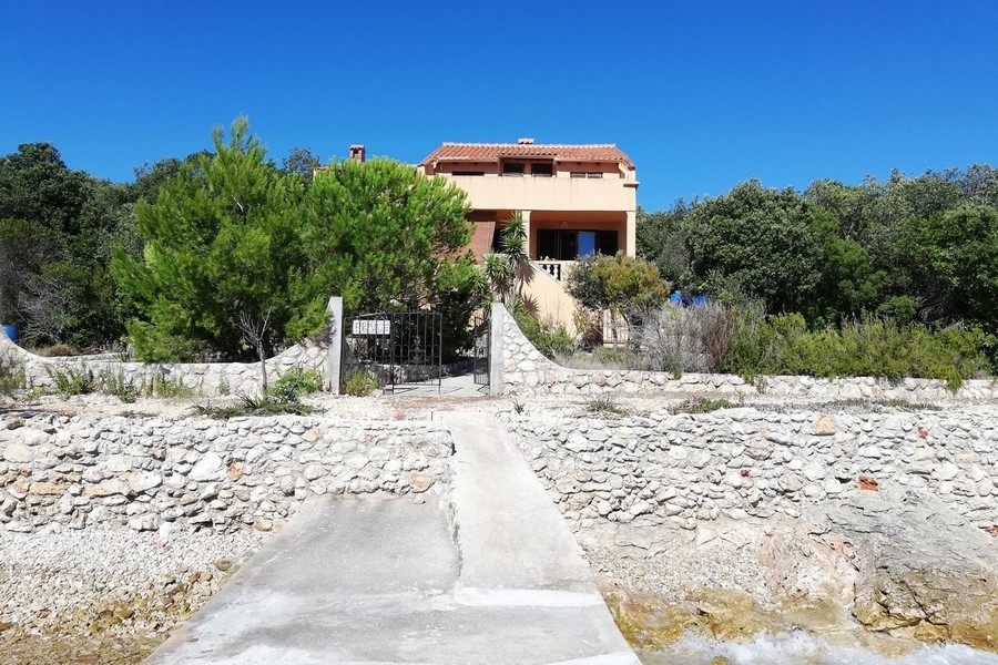 Maison directement en bord de mer à vendre en Croatie.