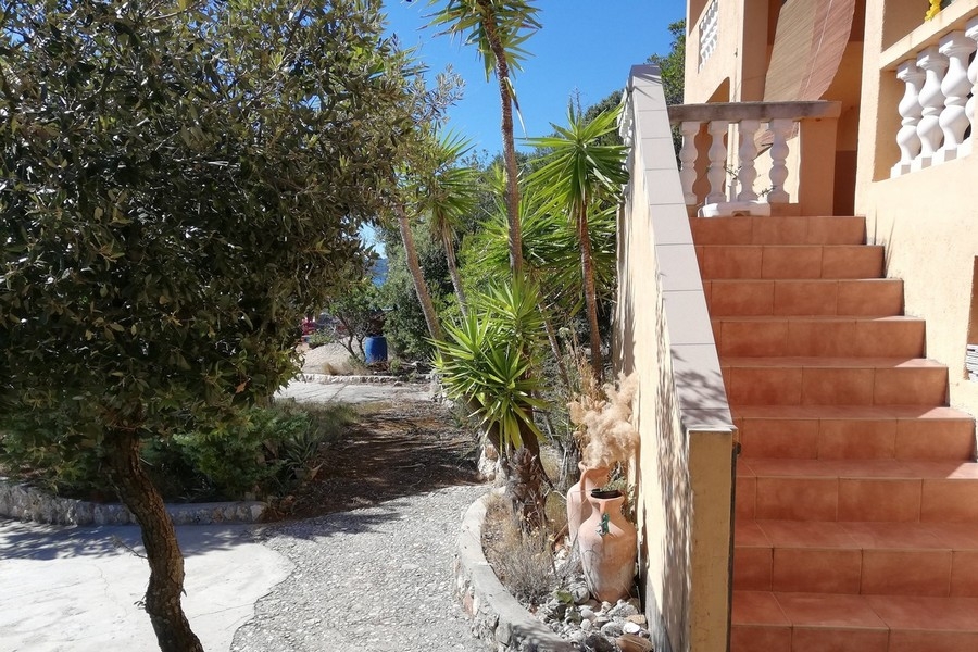 Jardin méditerranéen et portail d'entrée du bien insulaire