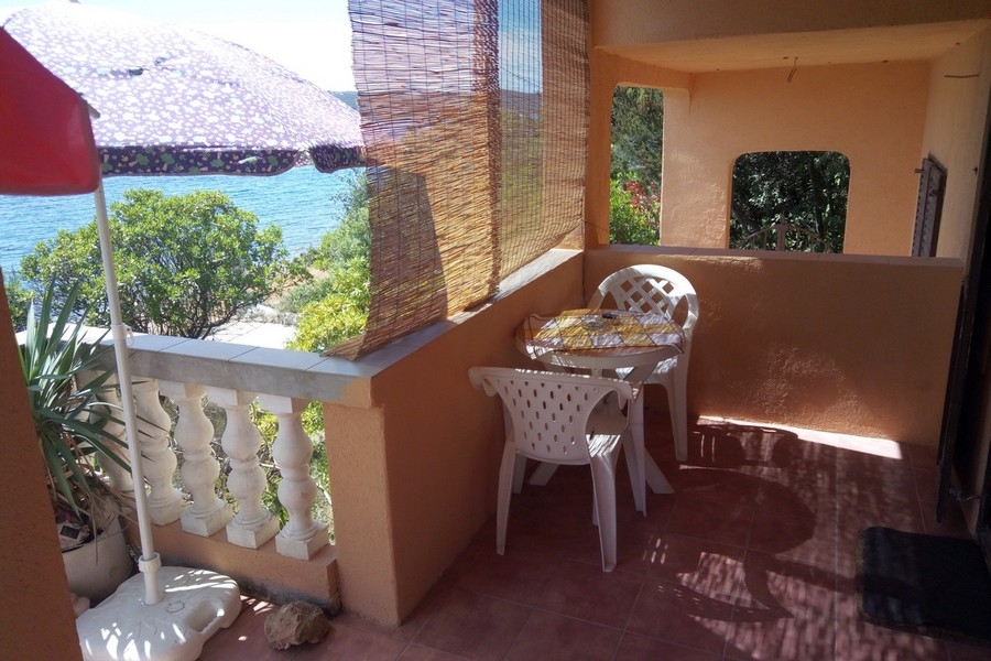 Terrasse couverte avec vue sur la mer