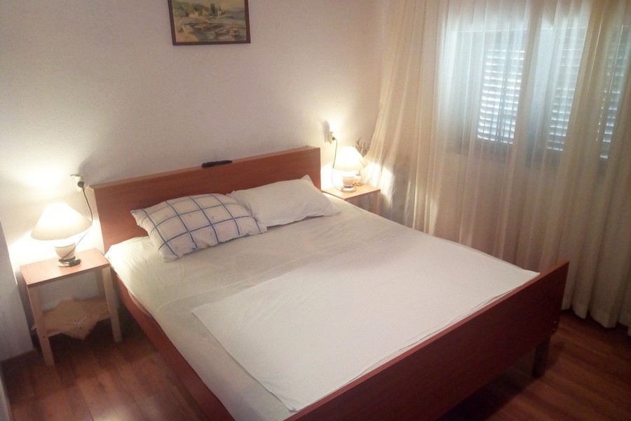 Chambre du bien insulaire avec lit double