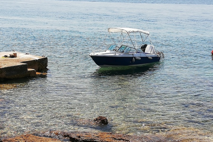 Bateau au ponton privé devant le bien en Croatie