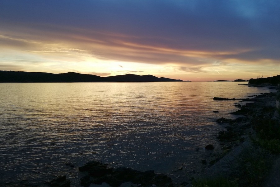 Coucher de soleil sur la mer dans l'archipel de Zadar