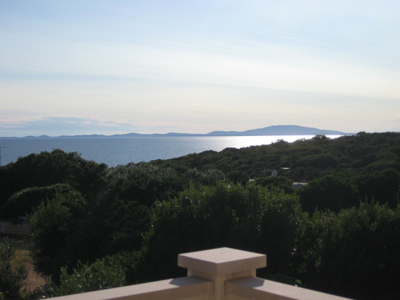 Vue sur la mer et les îles dans la brume au-dessus du maquis