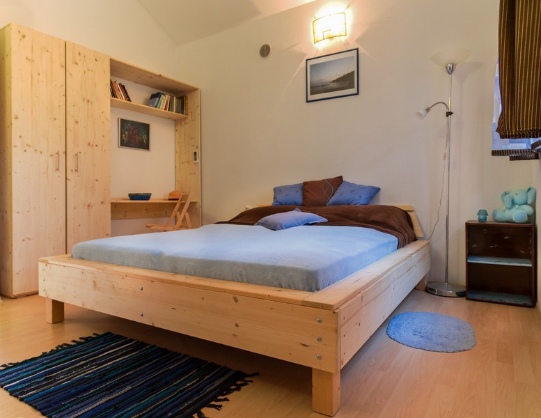 Chambre avec lit double et coin bureau