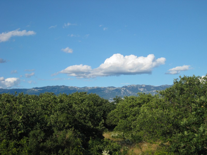 Vue sur le paysage méditerranéen en direction des montagnes du continent