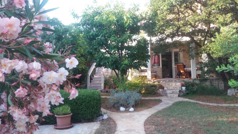 Maison avec jardin méditerranéen à vendre sur l'île de Pag