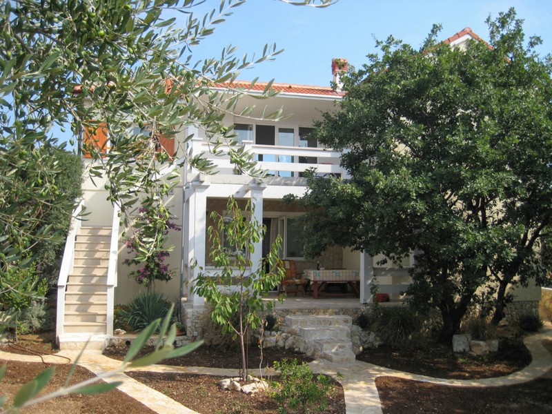 Maison méditerranéenne avec jardin sur l'île de Pag