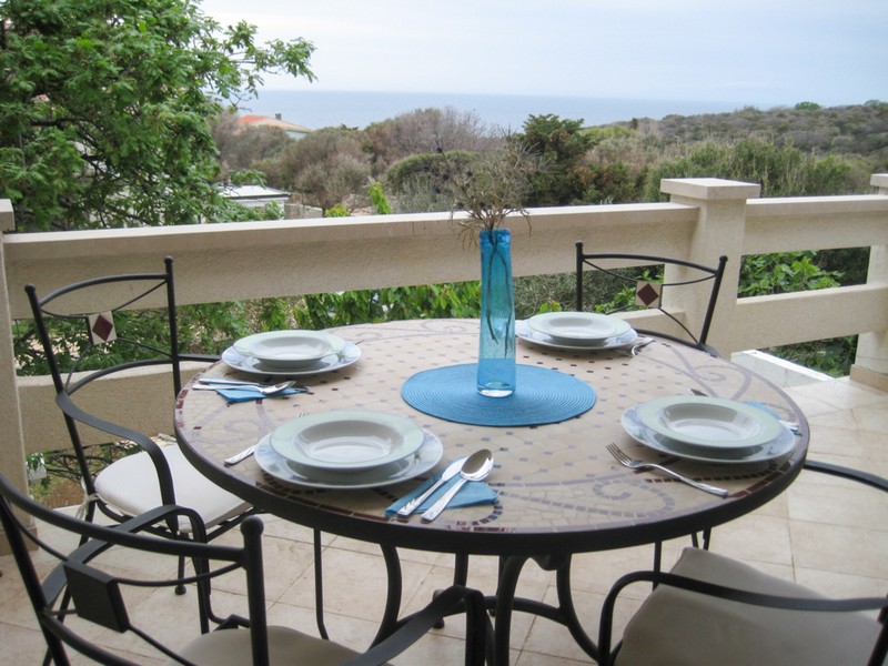Terrasse avec vue mer et coin salon