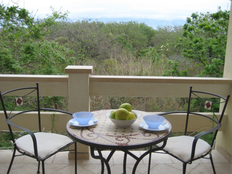 Balcon avec table et vue sur le paysage méditerranéen