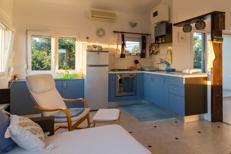 Séjour ouvert avec cuisine et vue mer