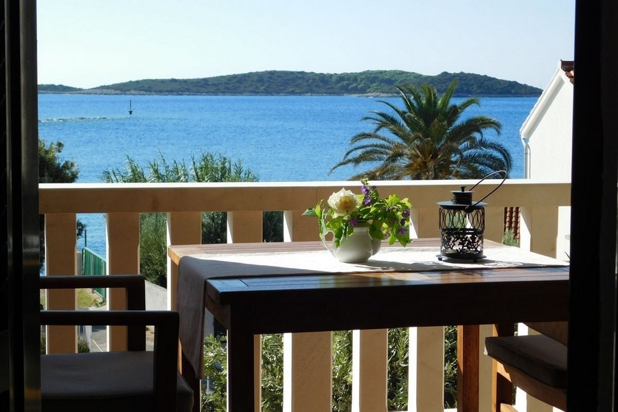 Vue sur la mer depuis le bien H3860 en Croatie sur Vis.