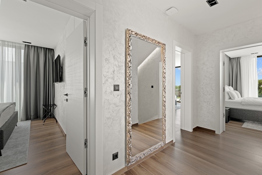 Chambre avec grande fenêtre et vue sur la verdure