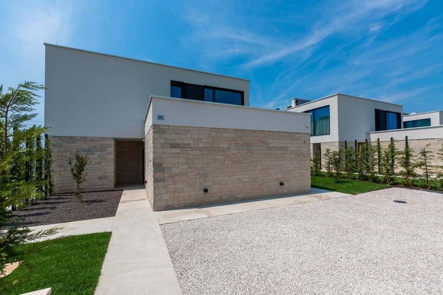 Villa moderne à façade en pierre naturelle et places de stationnement