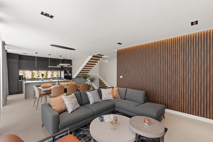 Salon avec meubles design et cuisine ouverte