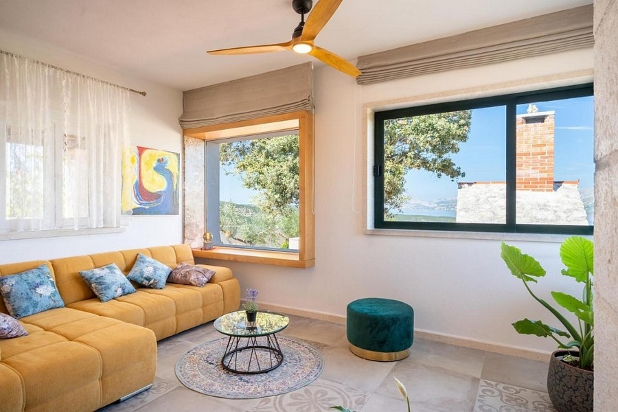 Salon avec vue mer et grandes fenêtres