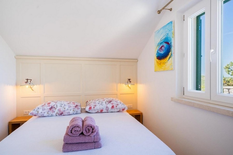Chambre avec fenêtre et vue mer dans un cadre calme