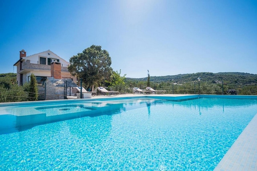 Maison méditerranéenne en pierre avec piscine dans un cadre calme sur l'île de Brac à vendre.