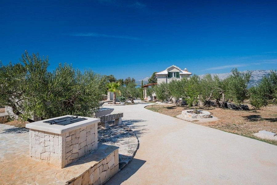 Maison méditerranéenne avec accès et terrain naturel sur Brac