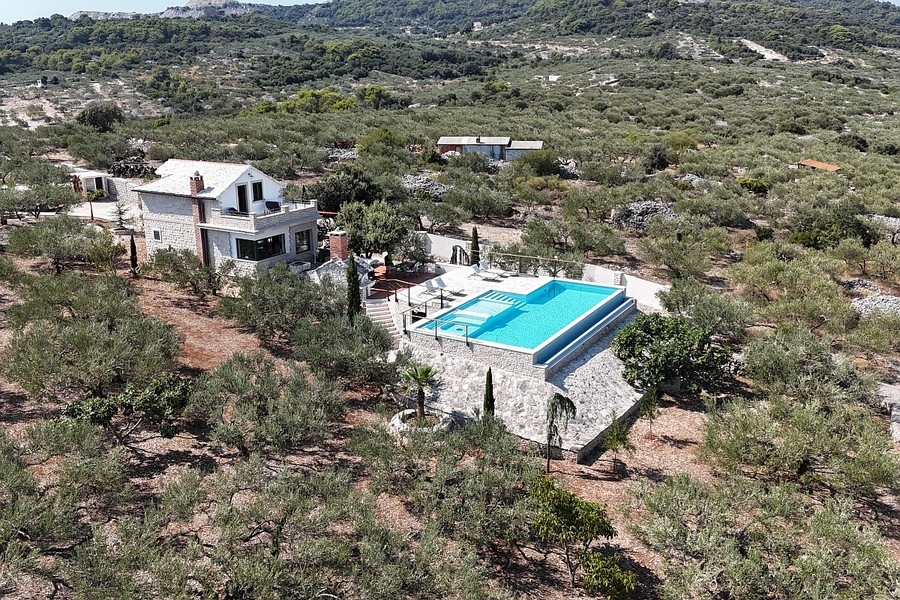 Domaine avec piscine à débordement et vue mer dans un cadre calme