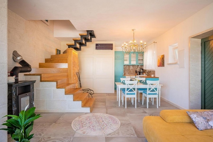 Séjour avec cuisine ouverte et escalier de style dalmate