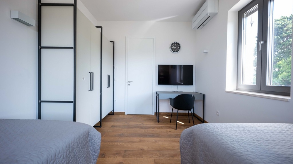 Chambre avec deux lits et coin bureau